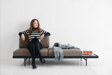 Puri daybed med valnøddebord i 530 Bouclé Taupe i en stue, billede 2