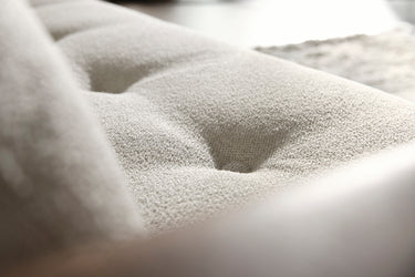 Recast Dark Styletto sovesofa med armlæn i 357 Taura Off White i en stue, billede 5
