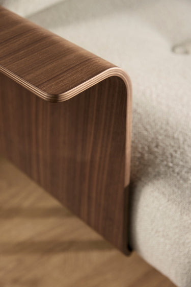 Recast Dark Styletto sovesofa med armlæn i 357 Taura Off White i en stue, billede 8
