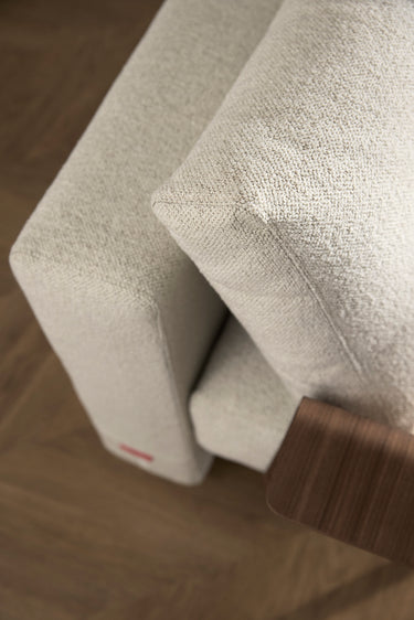 Recast Dark Styletto sovesofa med armlæn i 357 Taura Off White i en stue, billede 9