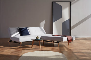 Splitback Styletto Light Wood sovesofa med Splitback stol slået ned som chaiselong