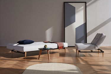 Splitback Styletto Light Wood sovesofa i en stue, billede 4