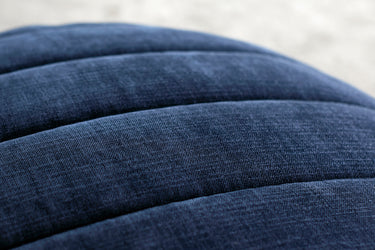 Shufflepuck Quiltus sækkestol i 414 Esina Indigo Blue i en stue