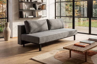 Sly sovesofa i 563 Twist Charcoal i en stue