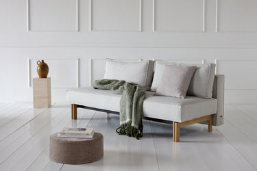 Sly Wood sovesofa i 527 Mixed Dance Natural i en stue
