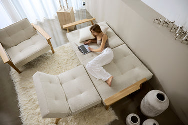 Splitback Frej sovesofa i 357 Taura Off White i en stue, billede 13