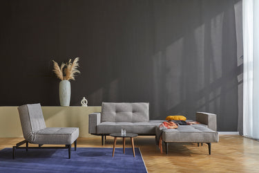 Splitback Styletto Black Wood sovesofa med armlæn i 521 Mixed Dance Grey i en stue, billede 2