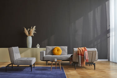 Splitback Styletto Black Wood sovesofa med armlæn i 521 Mixed Dance Grey i en stue, billede 3
