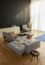 Splitback Styletto Black Wood sovesofa med armlæn i 521 Mixed Dance Grey i en stue, billede 4