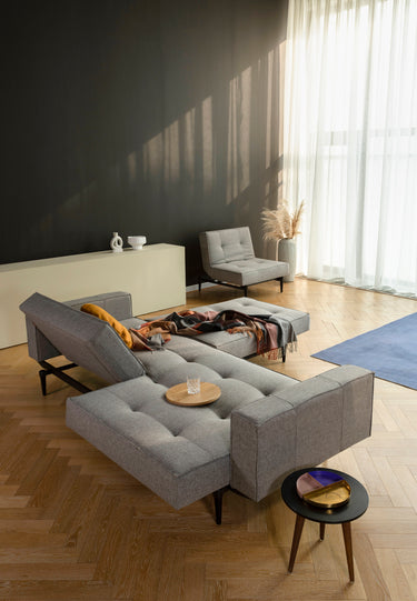 Splitback Styletto Black Wood sovesofa med armlæn i 521 Mixed Dance Grey i en stue, billede 4