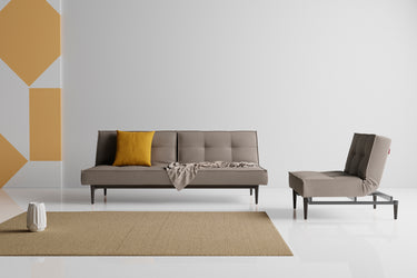 Splitback Styletto Black Wood sovesofa i 521 Mixed Dance Grey i en stue