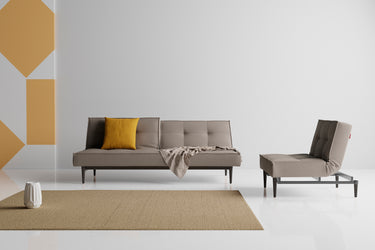 Splitback Styletto Black Wood sovesofa i 521 Mixed Dance Grey i en stue, billede 2