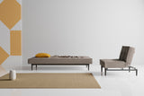 Splitback Styletto Black Wood sovesofa i 521 Mixed Dance Grey i en stue, billede 4