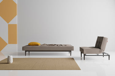 Splitback Styletto Black Wood sovesofa i 521 Mixed Dance Grey i en stue, billede 4