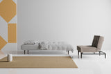Splitback Styletto Black Wood sovesofa i 521 Mixed Dance Grey i en stue, billede 5