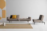 Splitback Styletto Black Wood sovesofa med armlæn i 521 Mixed Dance Grey i en stue, billede 7