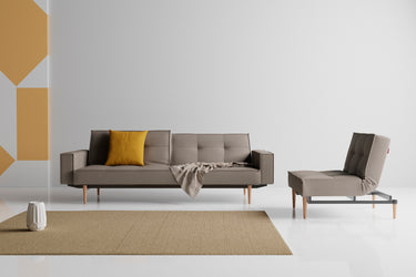 Splitback Styletto Light Wood sovesofa med armlæn i 521 Mixed Dance Grey i en stue, billede 2