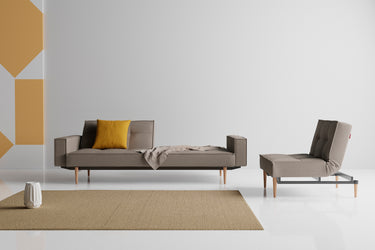 Splitback Styletto Light Wood sovesofa med armlæn i 521 Mixed Dance Grey i en stue, billede 3