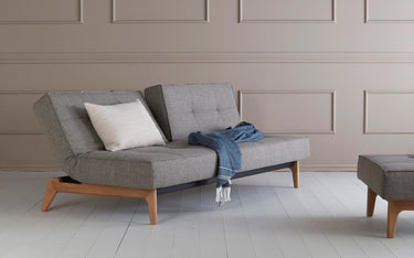 Splitback Eik sovesofa i 521 Mixed Dance Grey i en stue, billede 2
