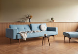 Splitback Styletto Dark Wood sovesofa med armlæn i 525 Mixed Dance Light Blue i en stue