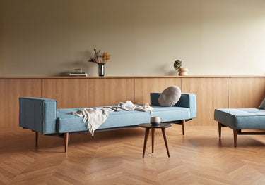Splitback Styletto Dark Wood sovesofa med armlæn i 525 Mixed Dance Light Blue i en stue, billede 3