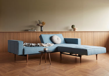Splitback Styletto Dark Wood sovesofa med armlæn i 525 Mixed Dance Light Blue i en stue, billede 2