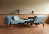 Splitback Styletto Dark Wood sovesofa med armlæn i 525 Mixed Dance Light Blue i en stue, billede 4