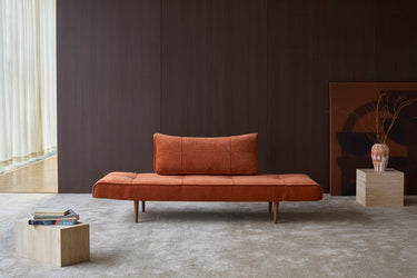 Zeal Styletto daybed i 412 Esina Rust Orange i en stue