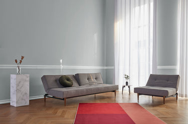 Splitback Styletto Dark Wood sovesofa i 521 Mixed Dance Grey i en stue, billede 2
