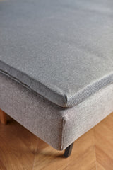 Topmadras fra Innovation Living lagt på en sovesofa