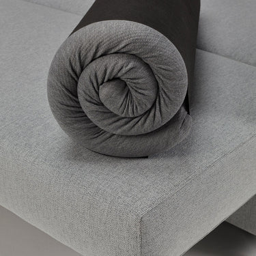 Topmadras fra Innovation Living rullet sammen på en sovesofa
