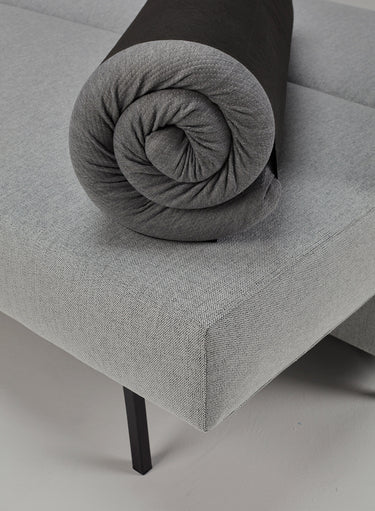 Topmadras fra Innovation Living rullet sammen på en sovesofa